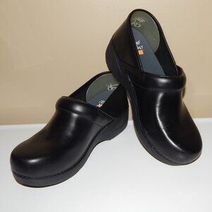 DANSKO XP 2.0 Black Oiled Clog Women's Size 39 US 8.5 or 9 Slip Resistant Shoes